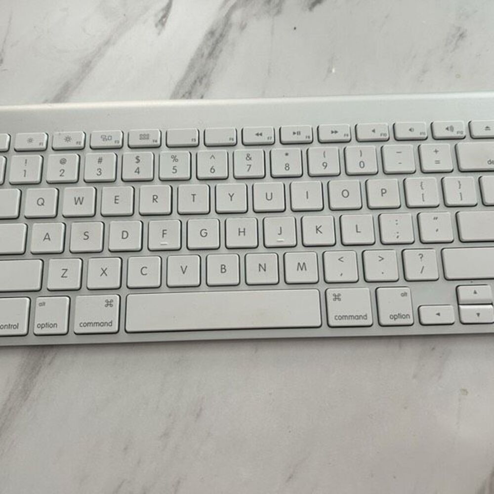 Apple Mac keyboard wireless a1314 white